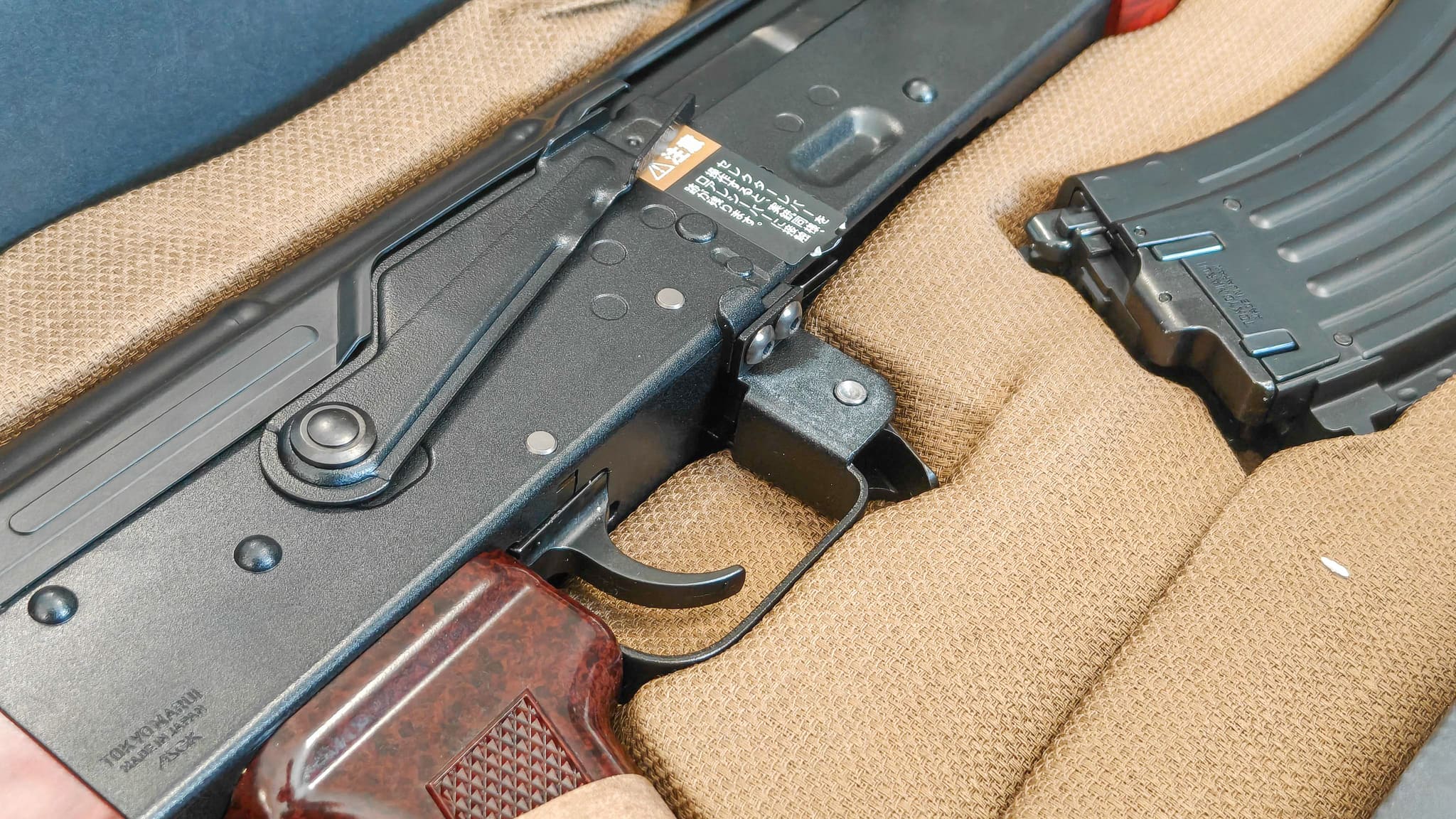 Tokyo Marui AKM GBBR – mechanizm spustowy