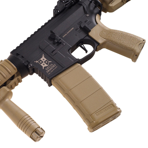 Replika karabinka AR15 CQB-R Charlie Half-Tan - Delta Armory